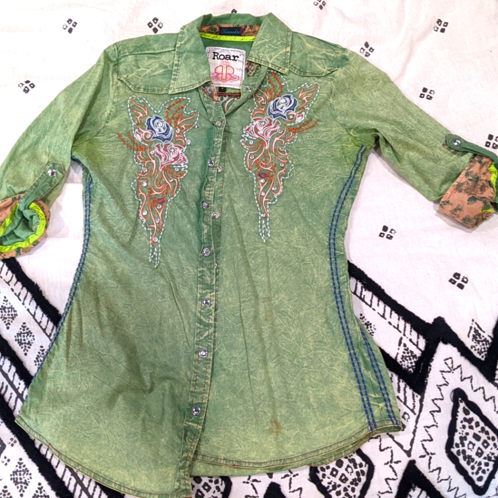 Roar western shirt, crystal buttons and accents, gorgeous stitching